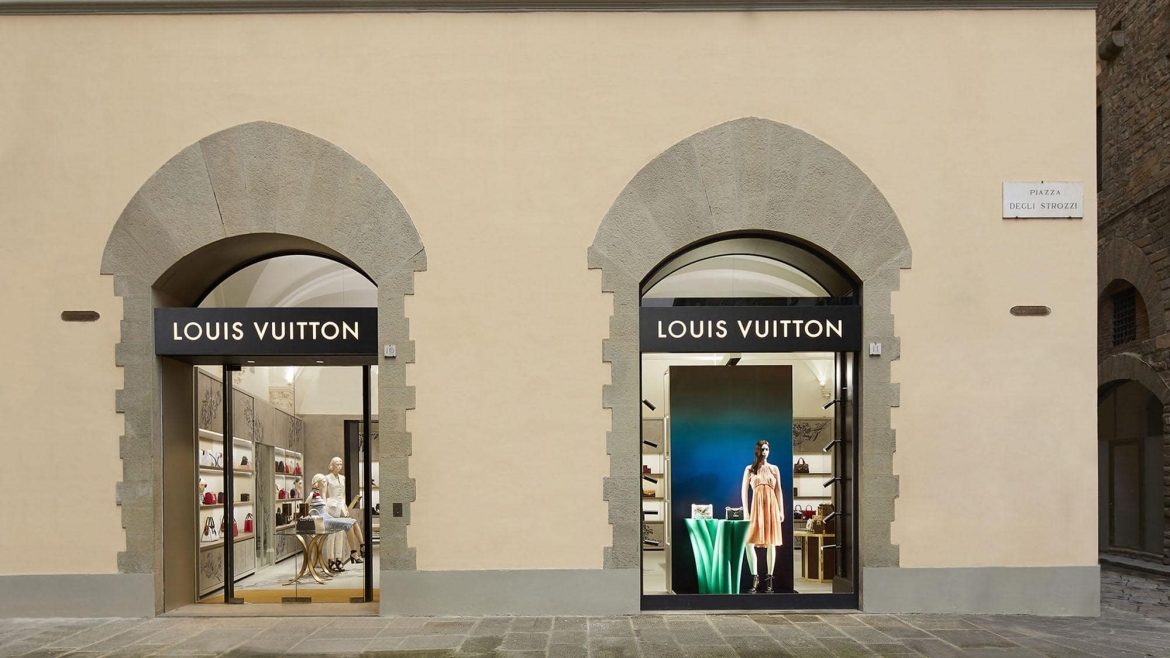 shop window of the well-known luxury brand Louis Vuitton of Florence in  Piazza degli Strozzi in december 2019, Italy foto de Stock